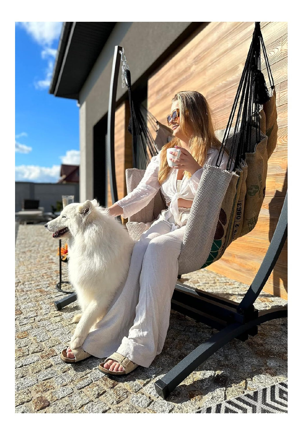 Izabell Haengesessel mit Stahlgestell und Grossen Kissen XXL Schaukelstuhl und Haengematte fuer Indoor Outdoor aus Jutesaecken von Kaffeeroestereien